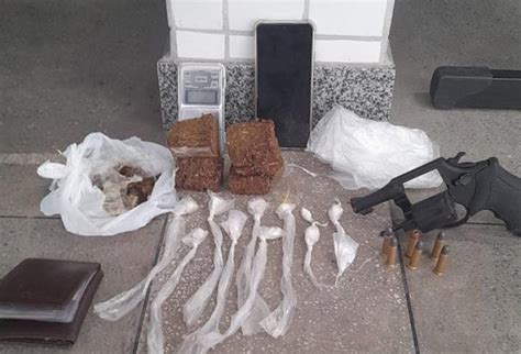 Suspeito de tráfico é preso com revólver e drogas em Ibirataia.